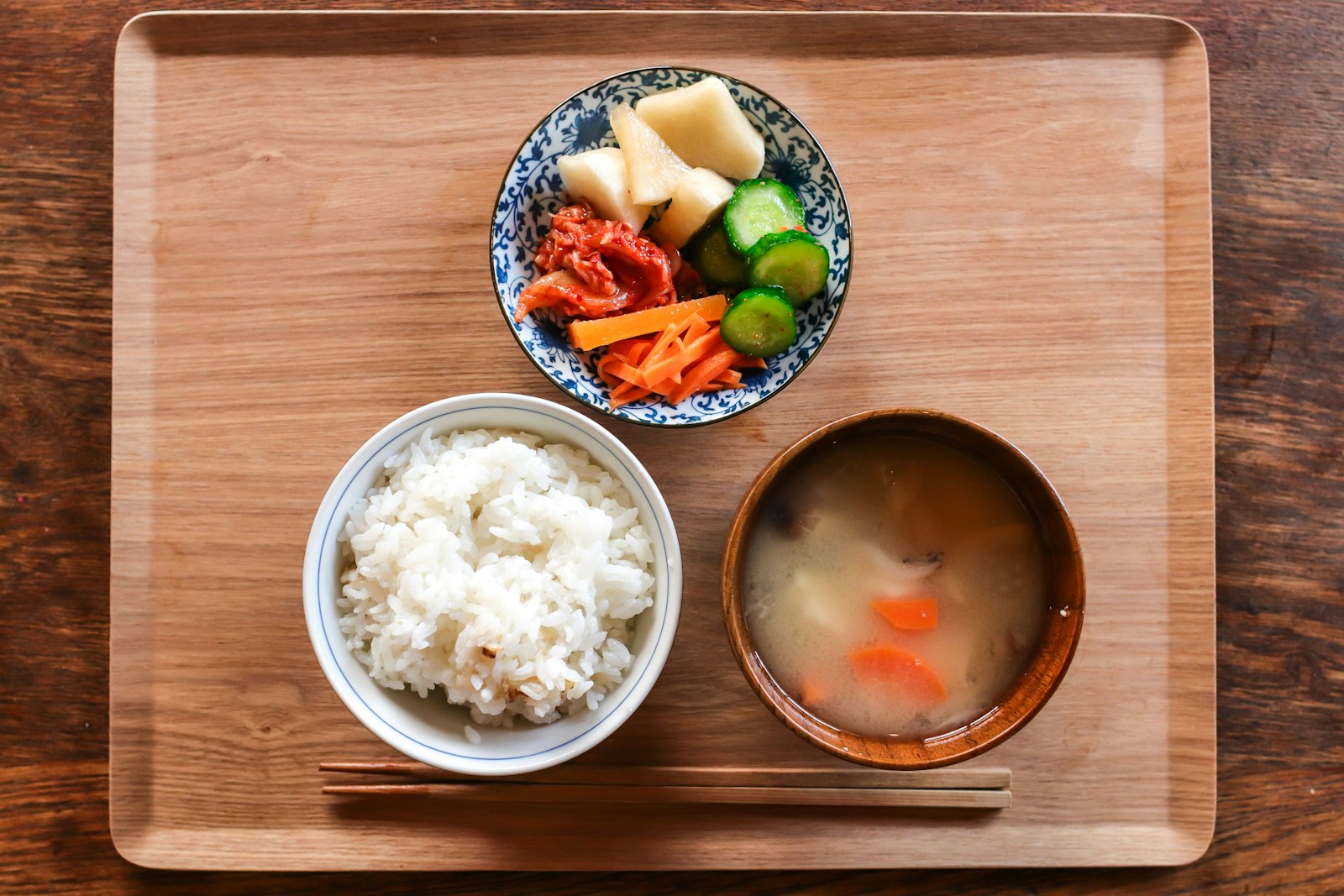 ご飯と味噌汁の食事